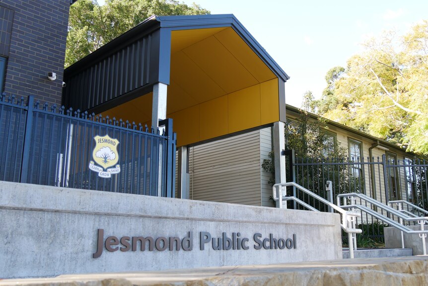 the front gates of Jesmond Public School in the hunter valley. There is a sign that says 'jesmond public school'