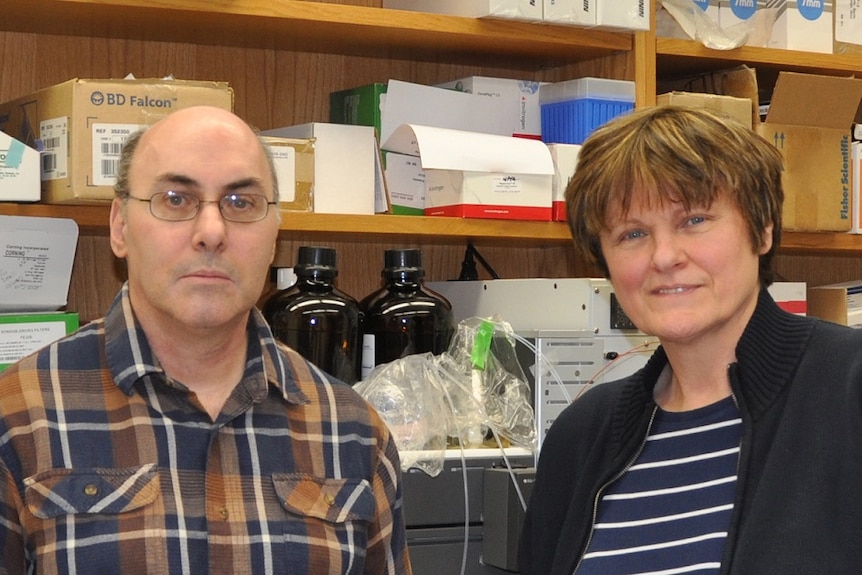 Dr Drew Weissman and Dr Katalin Karikó in an office.