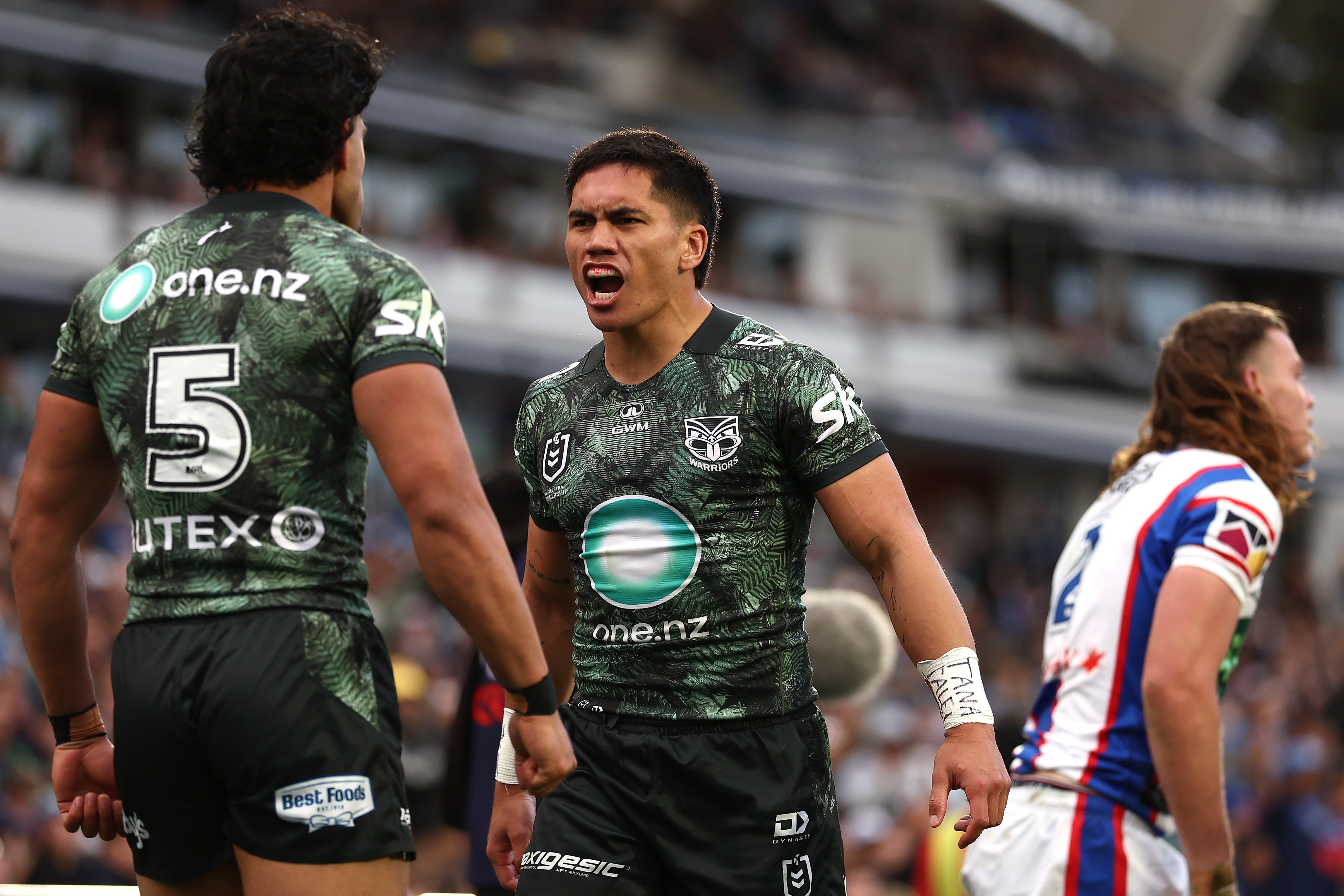 Live: Warriors aim to wrap up NRL minor premiership