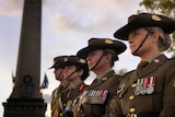 在霍巴特举行的黎明悼念仪式上，澳大利亚男女军人肃立。