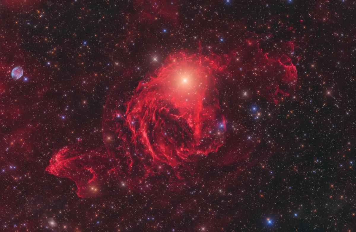 Descubrimiento de una nebulosa roja en el espacio exterior