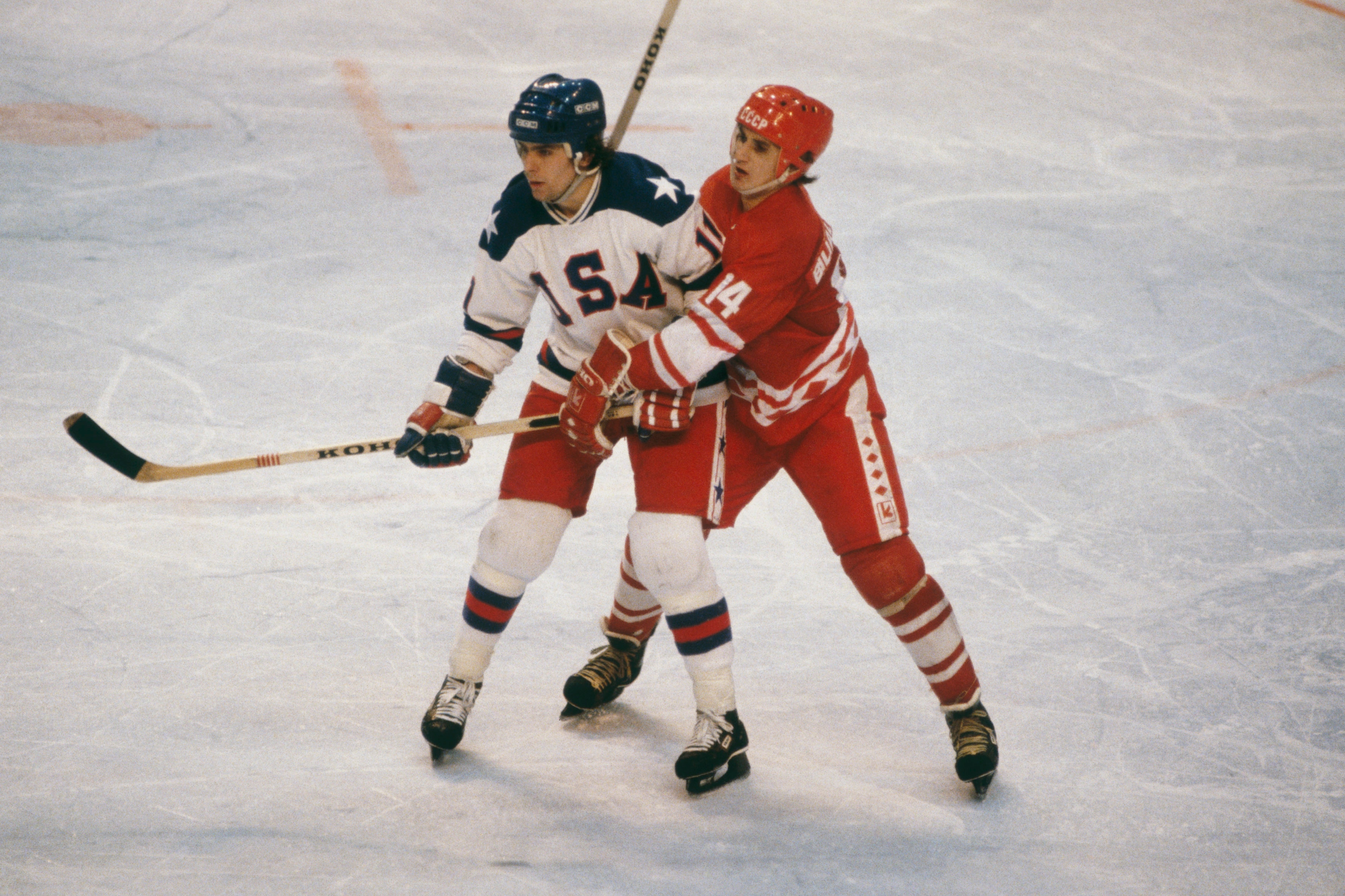 Um jogador dos EUA e da URSS compete pelo disco