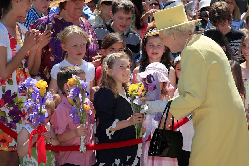Королева Елизавета II принимает цветы от детей