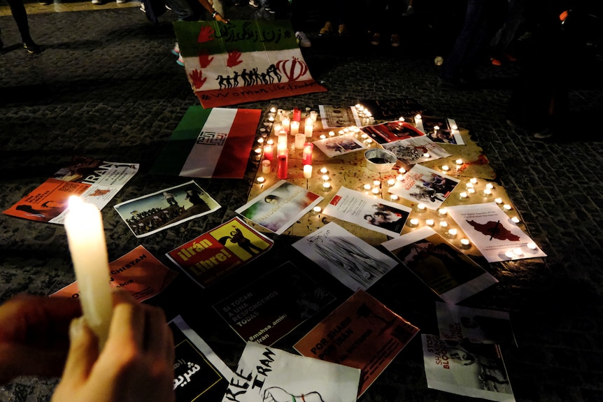 广场上的烛光祭奠着此前被道德警察逮捕后死亡的伊朗女性阿米尼