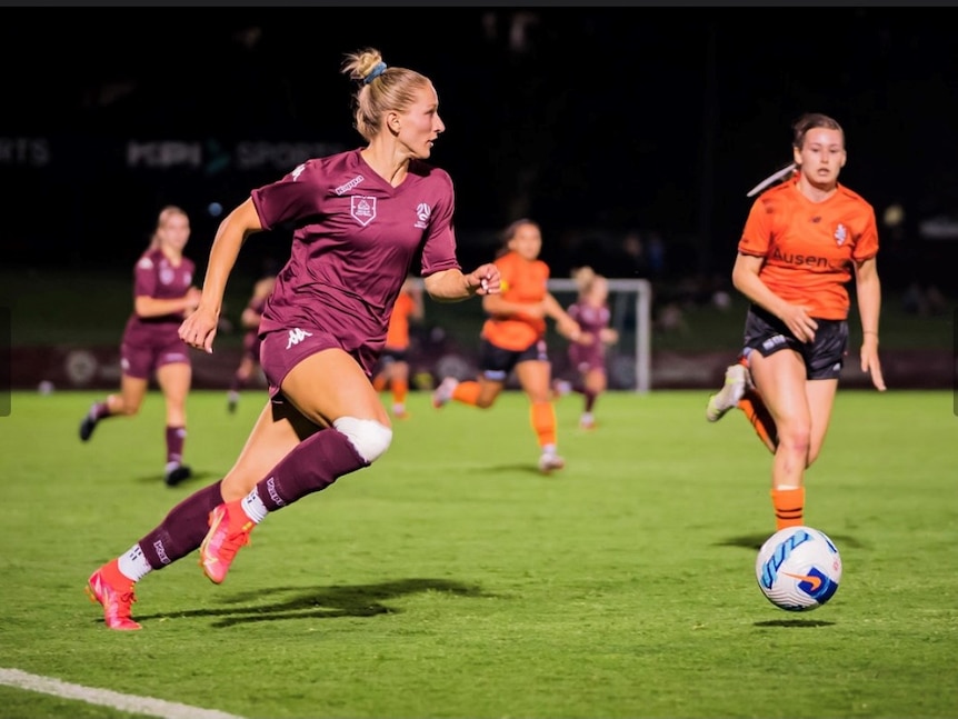 femmes jouant au football