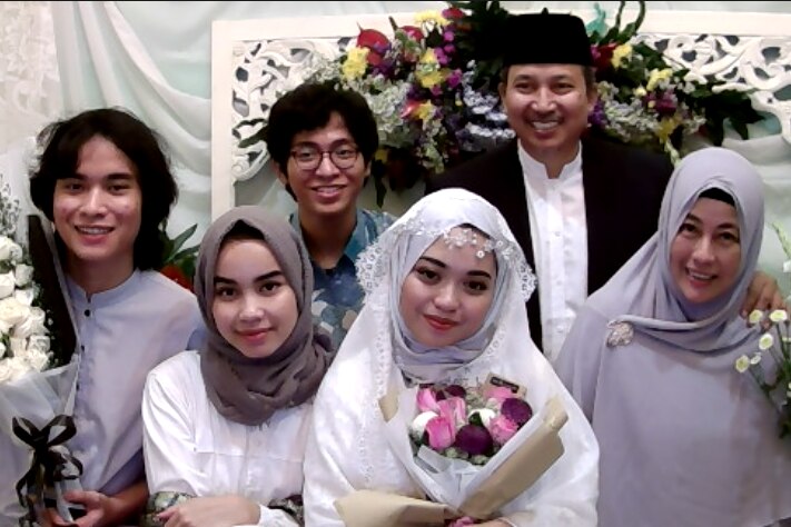 A photo of Shaffira with her family members before the zoom wedding.
