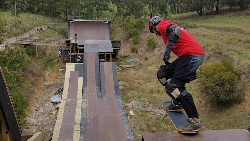 kvalitet forsigtigt skal Dad builds giant skate ramp for X Games competitor son and draws  skateboarders from around the world - ABC News