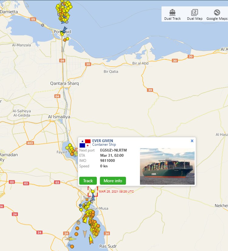 Une capture d'écran d'une carte avec plusieurs points représentant des navires essayant de traverser le canal de Suez bloqué