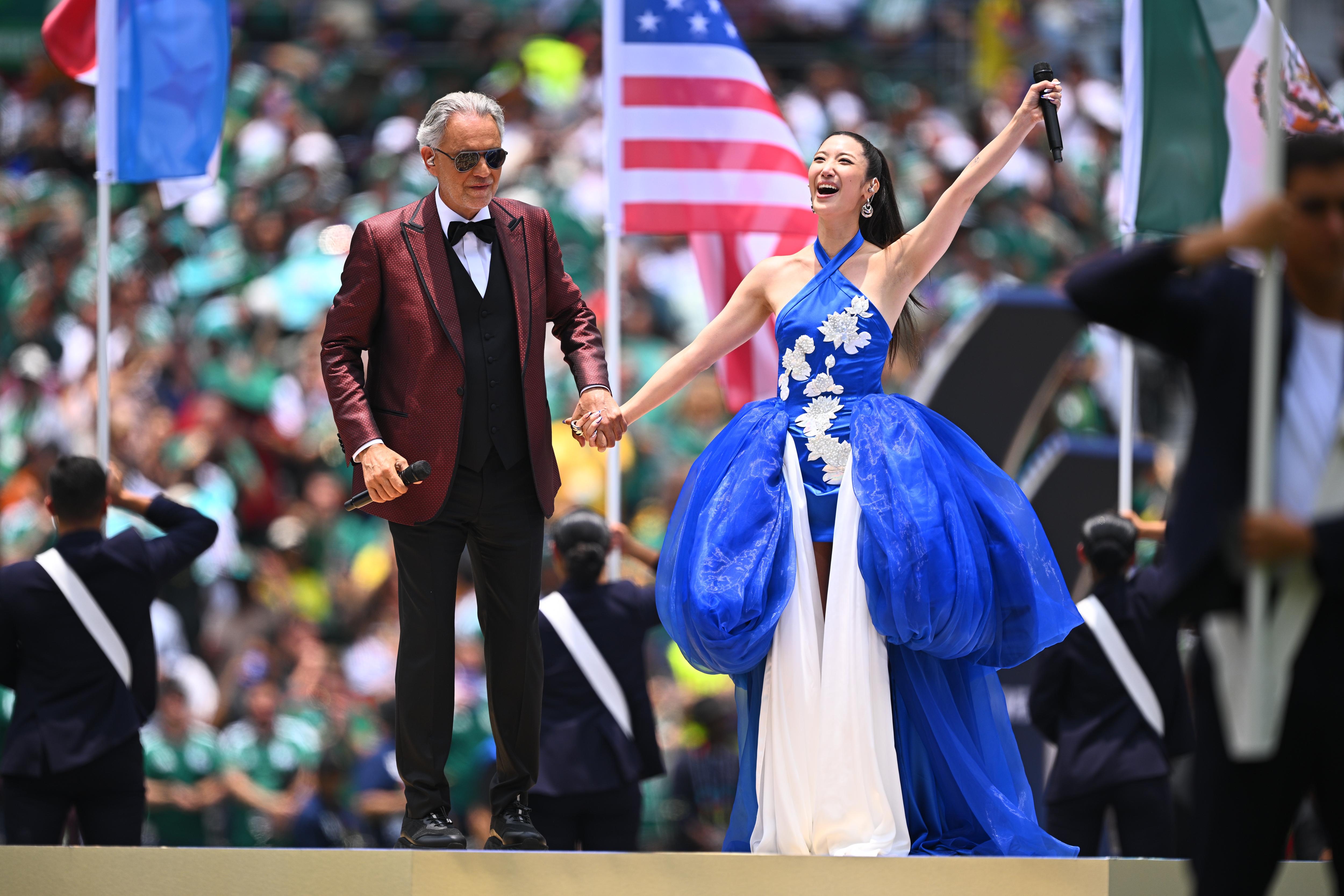 Andrea Bocelli e EJAE ficam lado a lado