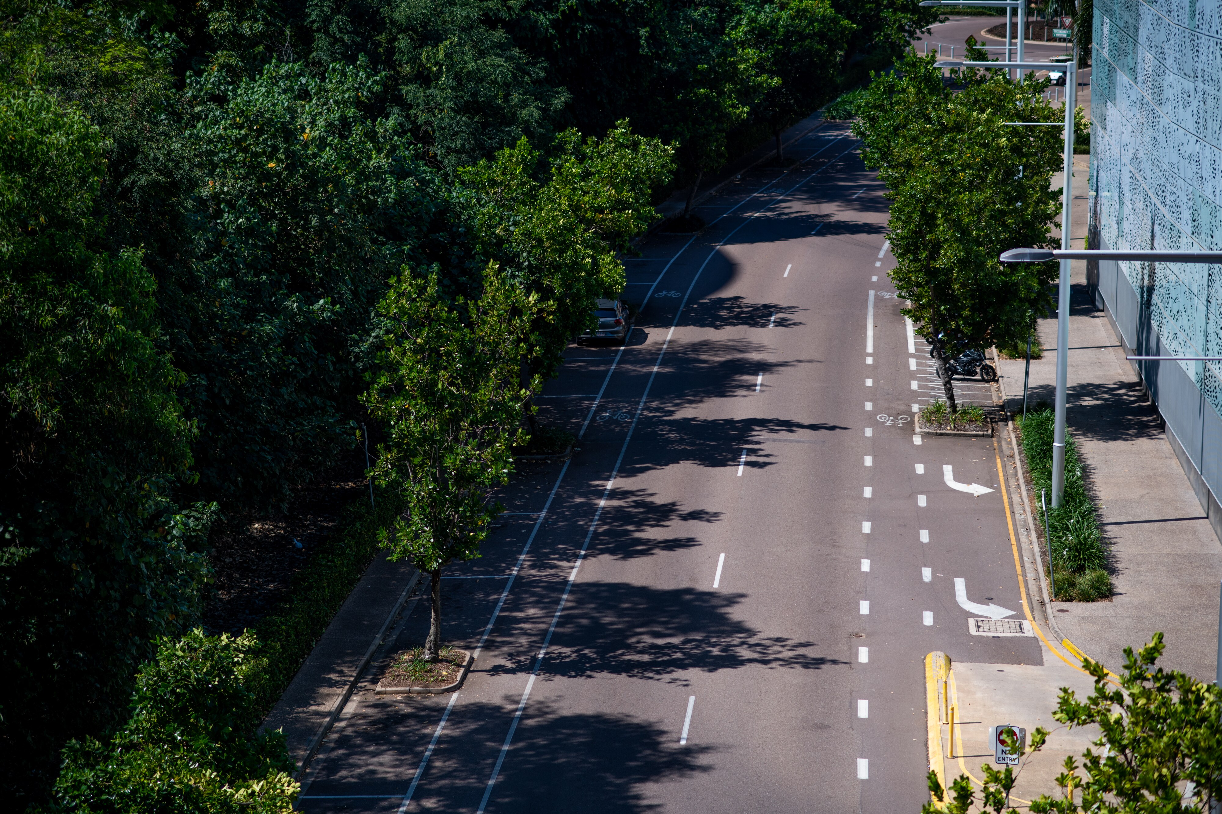 Tropical lockdown squeezes Darwin Festival, small business as dry