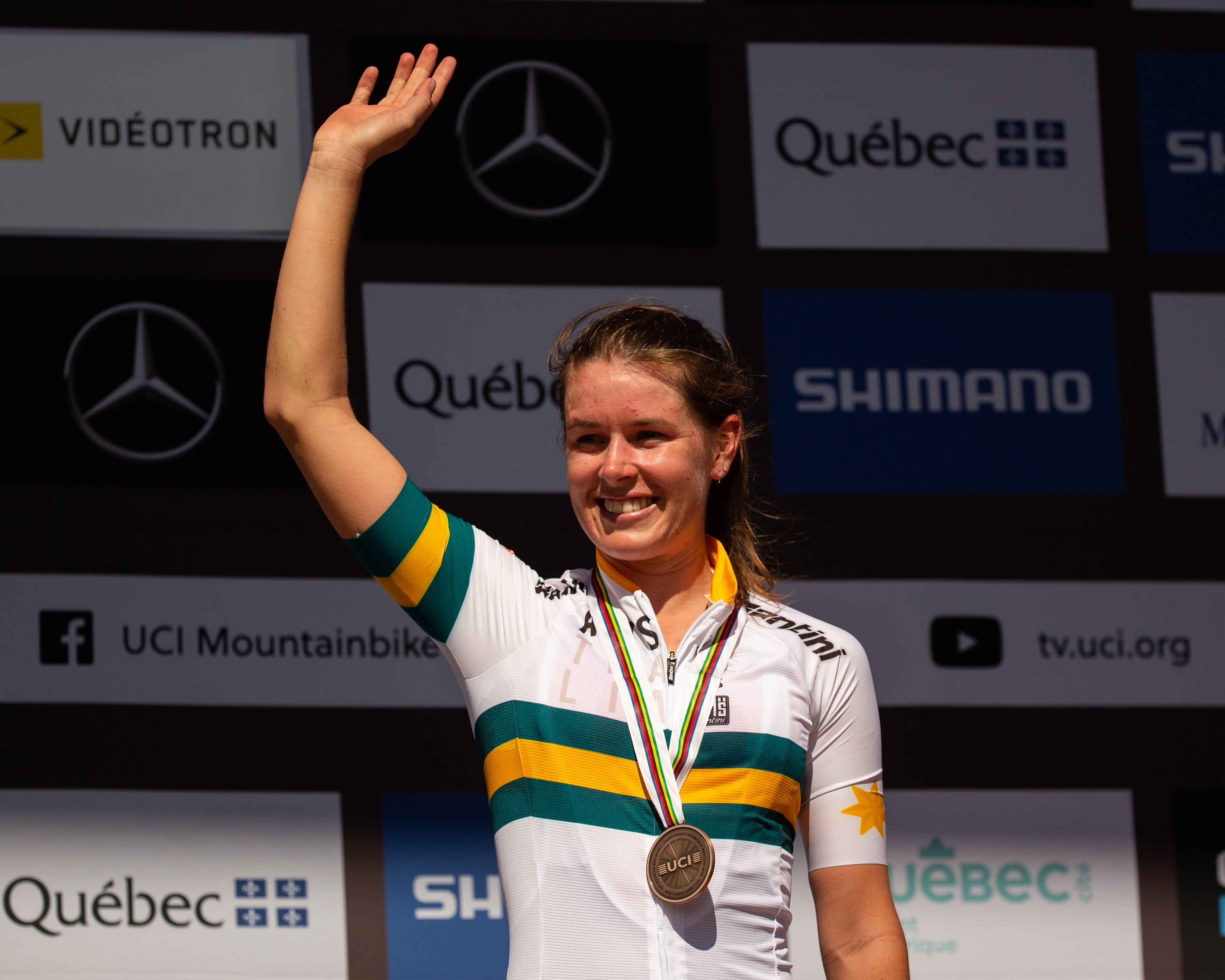 Rebecca Henderson acena com a mão