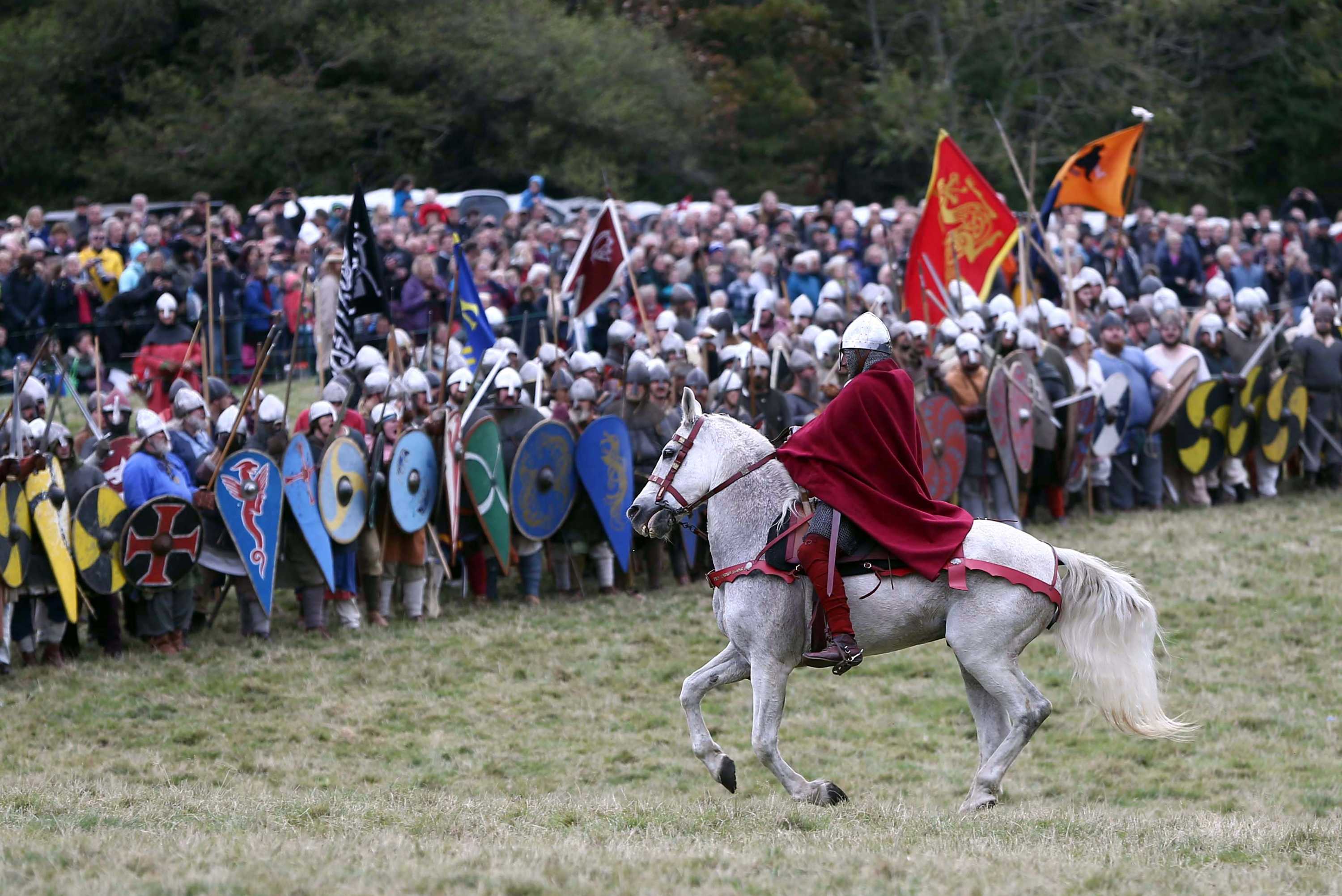 Battle Of Hastings Thousands In England Re Enact Historical Event On   4d94fff291530e2675558d193dbdcff9