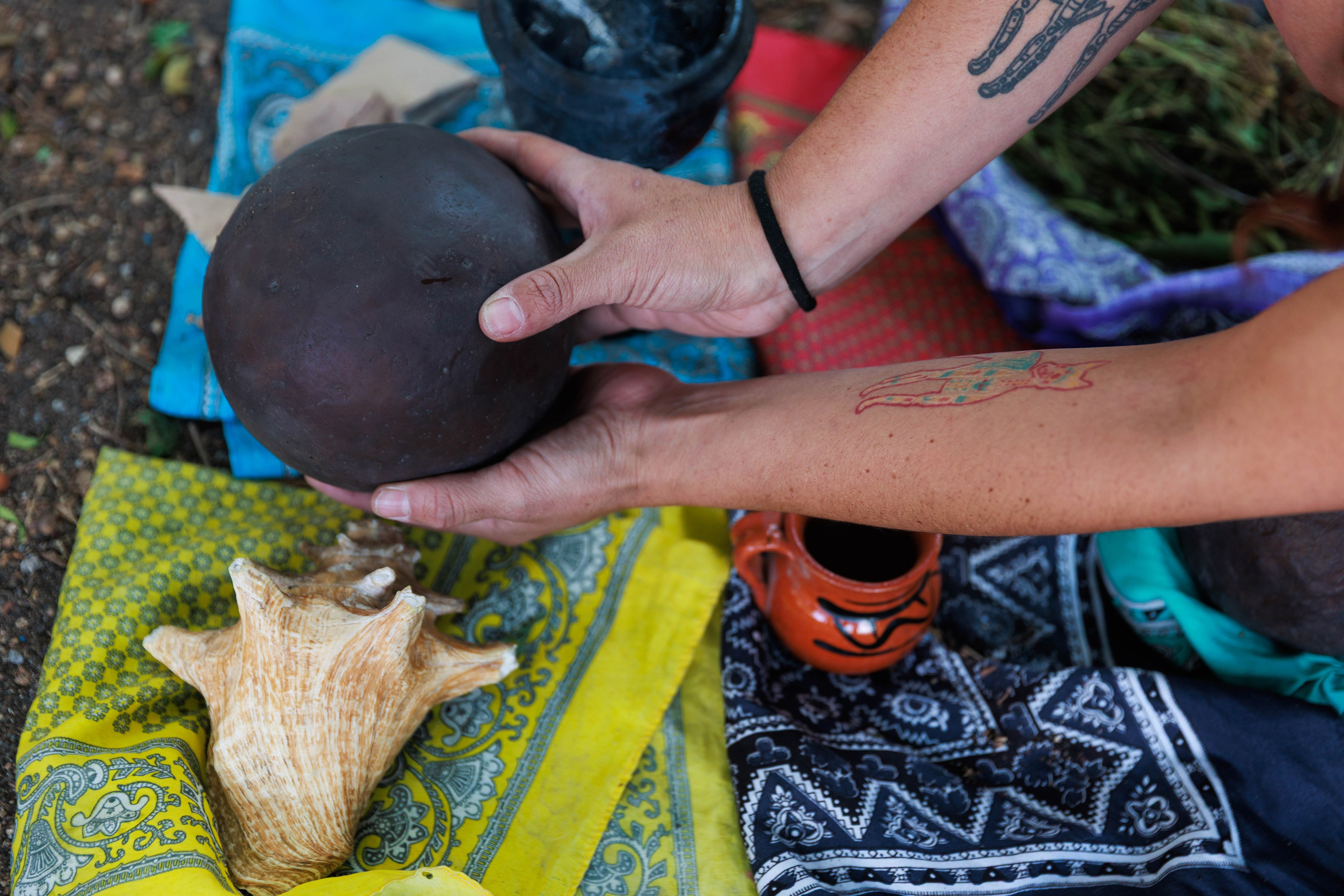 As pessoas seguram um hule, uma bola ulama