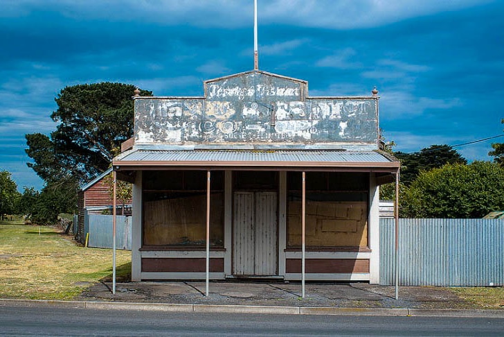 Abandoned building in Noorat