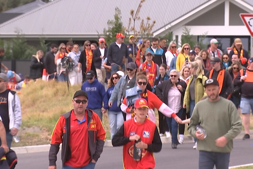 Los aficionados al fútbol caminan hasta el partido en Mount Barker Oval.