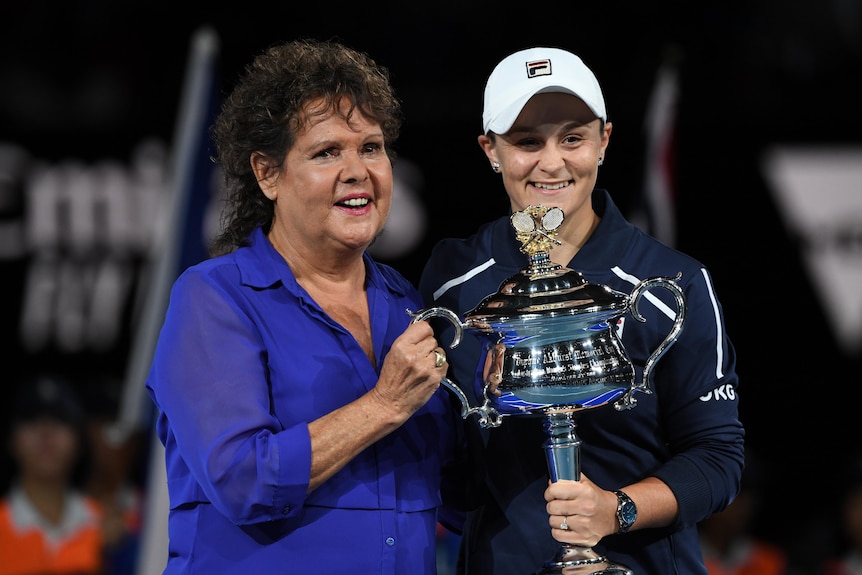 Ash barty and Evonne Goolagong Cawley hold the Australian Open trophy