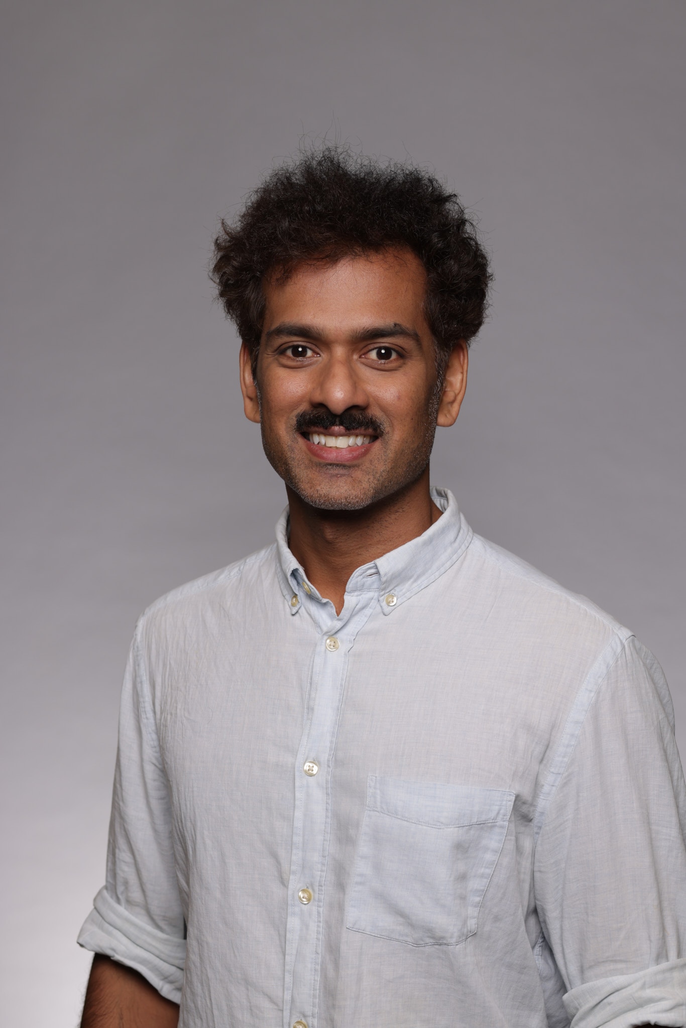 Deshan Sebaratnam posa con una camisa de lino blanca.