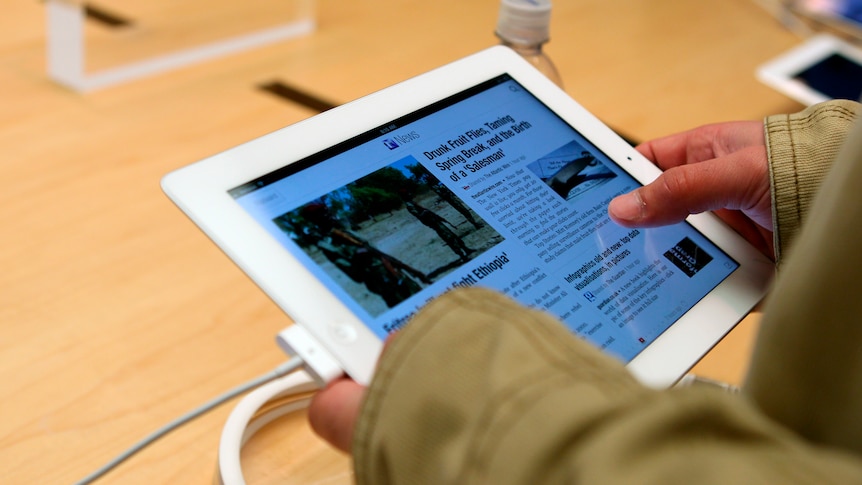 A customer uses the new iPad 3