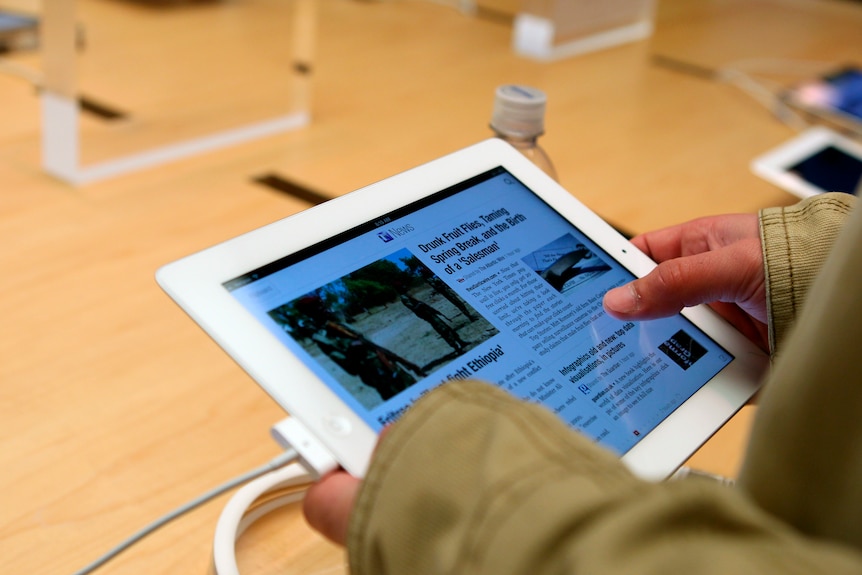A customer uses the new iPad 3