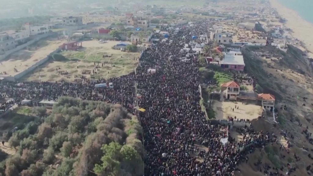 Tens of thousands of people cram to wait for return to northern Gaza ...