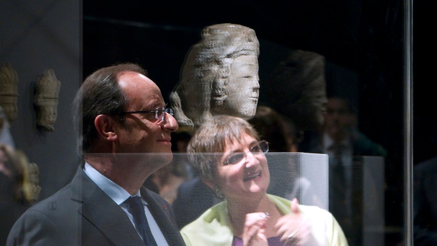 French president visits Islamic exhibition