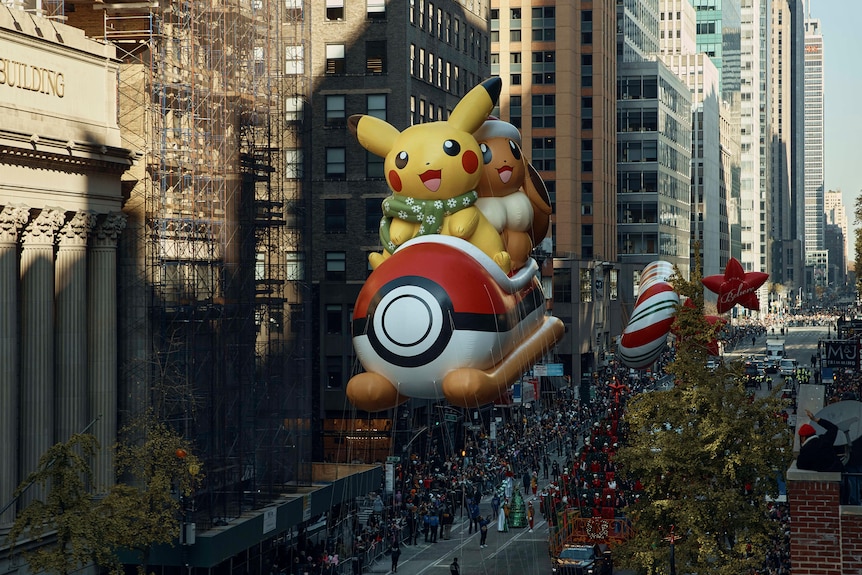 O balão do Pikachu flutua pela 6ª Avenida durante a Parada do Dia de Ação de Graças da Macy's
