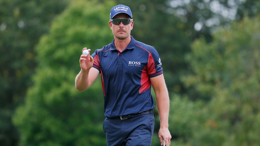 Henrik Stenson waves to the crowd during Tour Championship