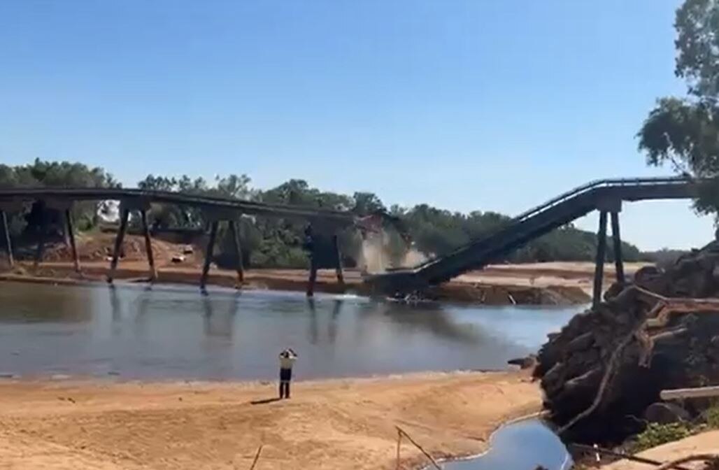 Demolition of Fitzroy Crossing bridge under way after Kimberley floods - Vimarsana News