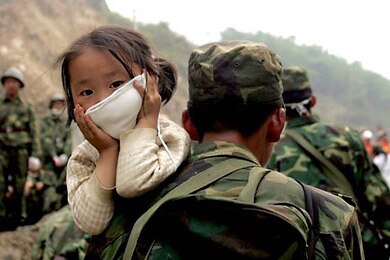 A Chinese soldier carries a little girl as they evacuate Beichuan in south-west China's Sichuan province, May 17, 2008, amid ...