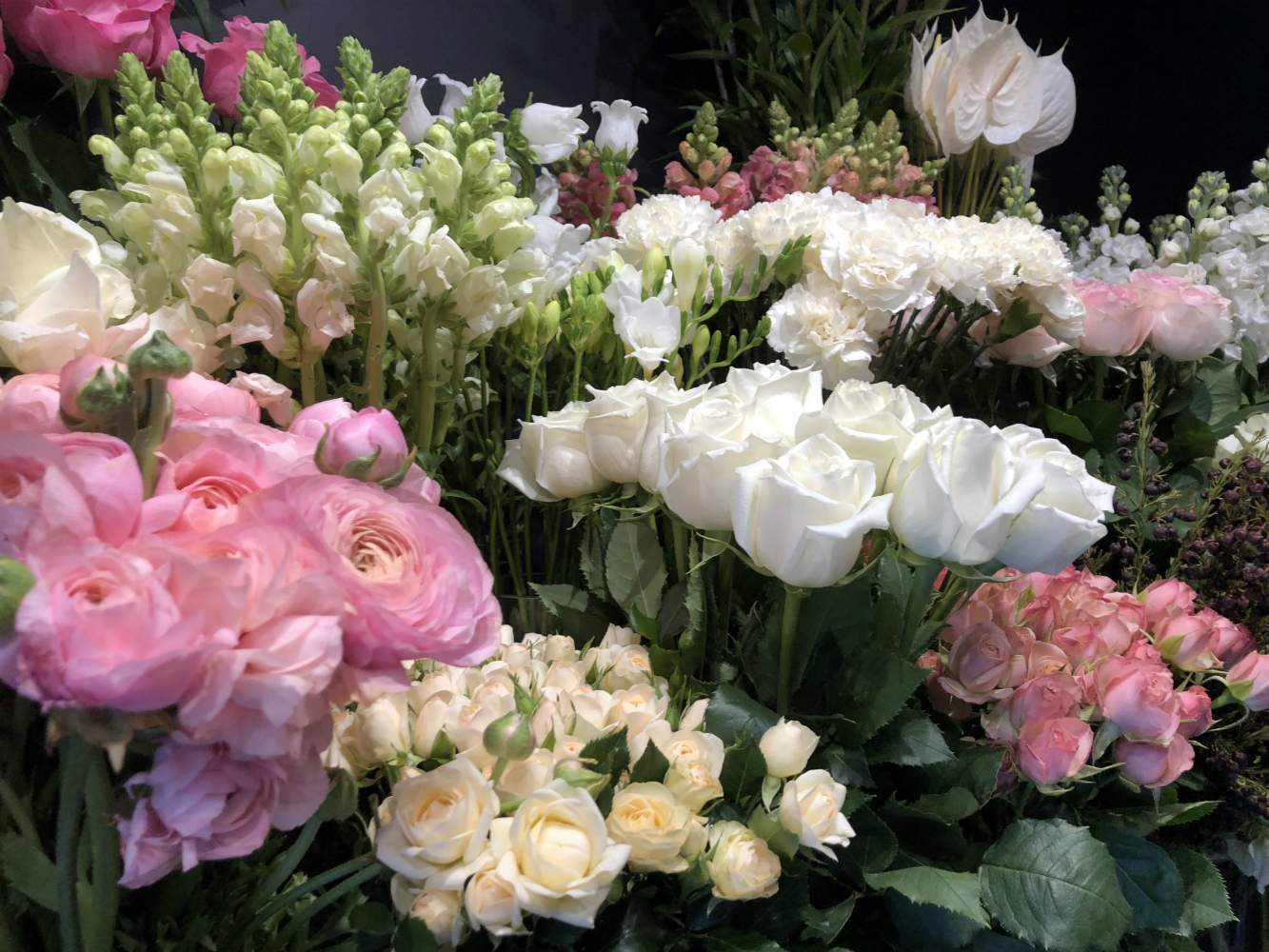 Buquês de flores em uma loja.