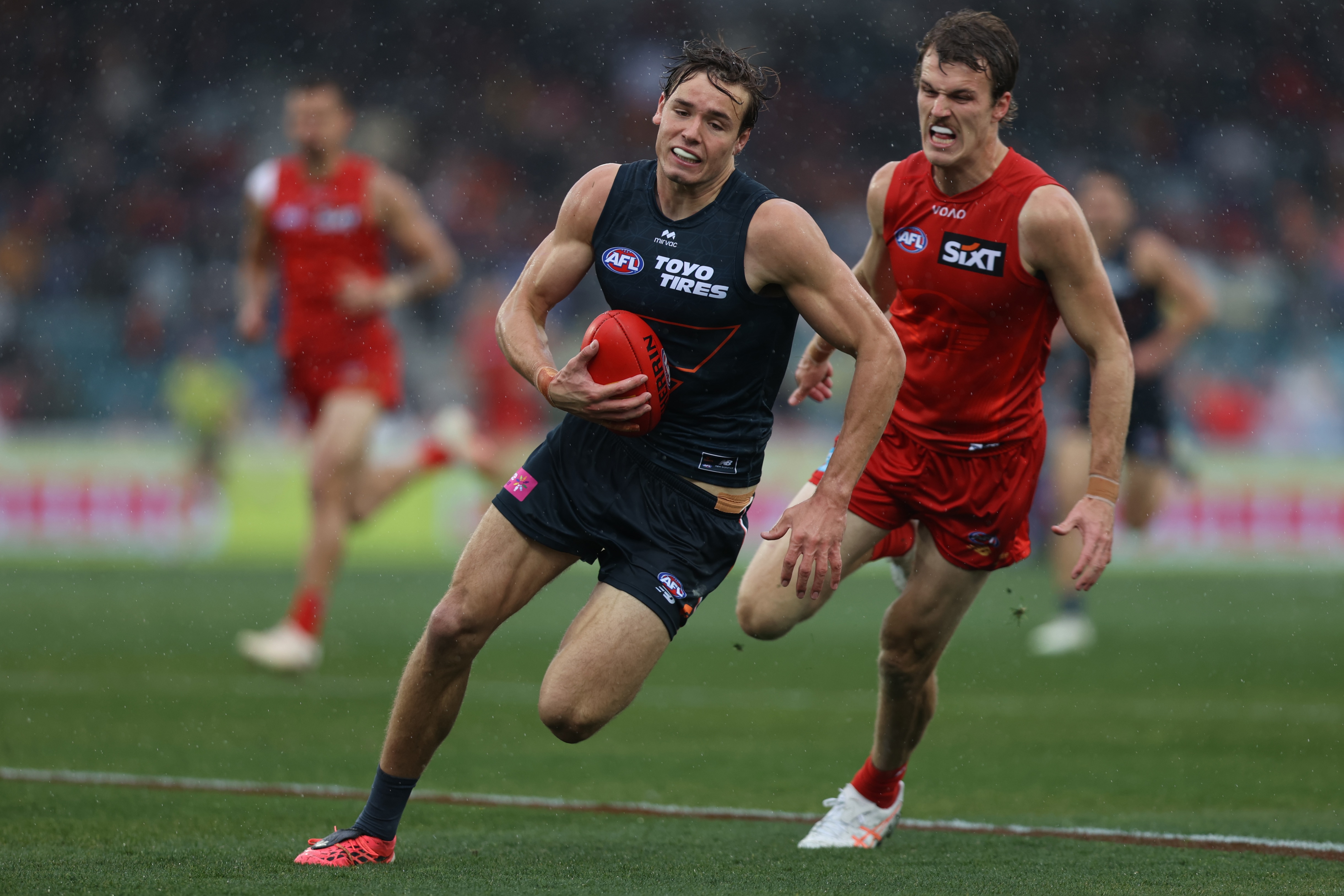 Live: Giants defender cops rib injury in wet-weather slugfest against Suns