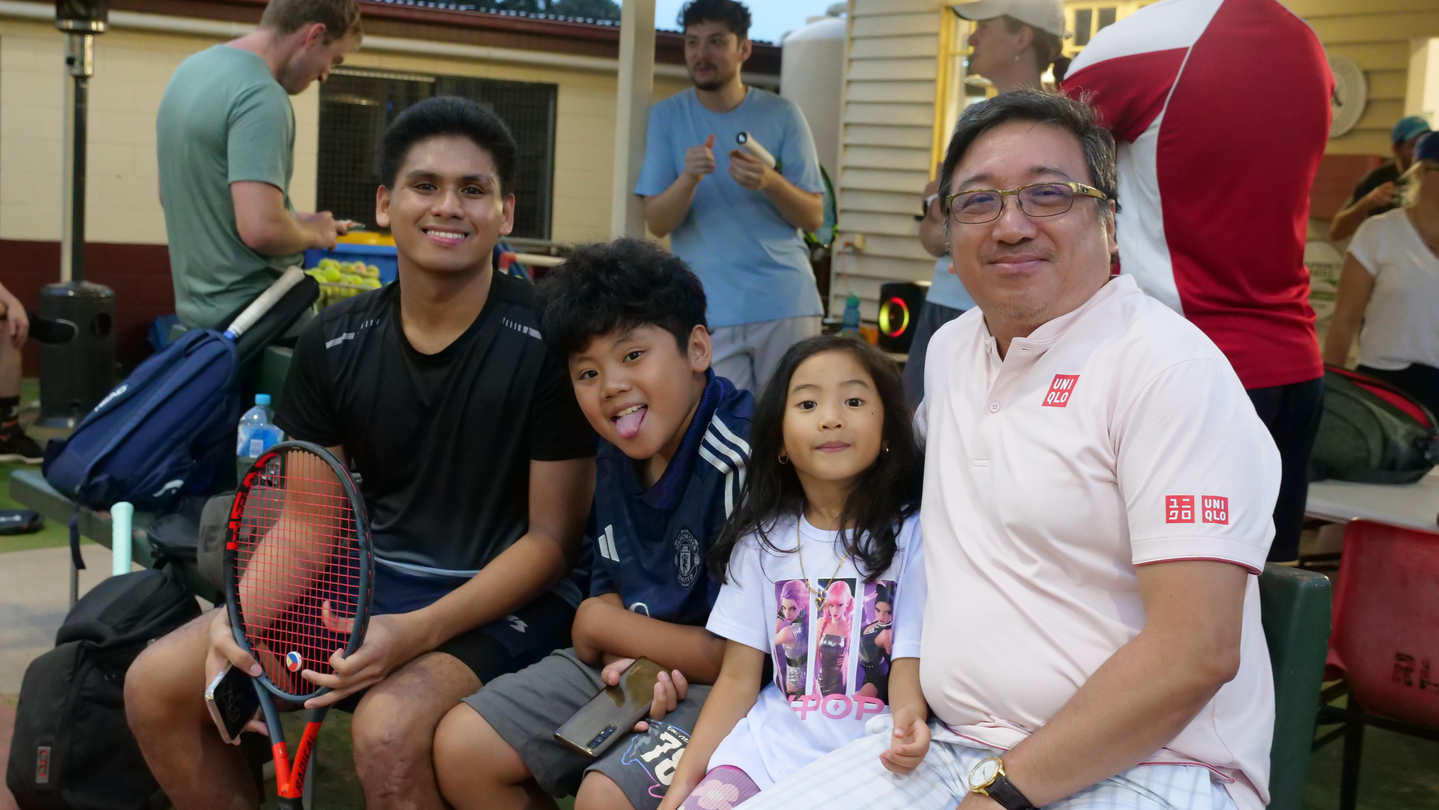 una familia filipina, un joven, un niño, una niña y un hombre mayor