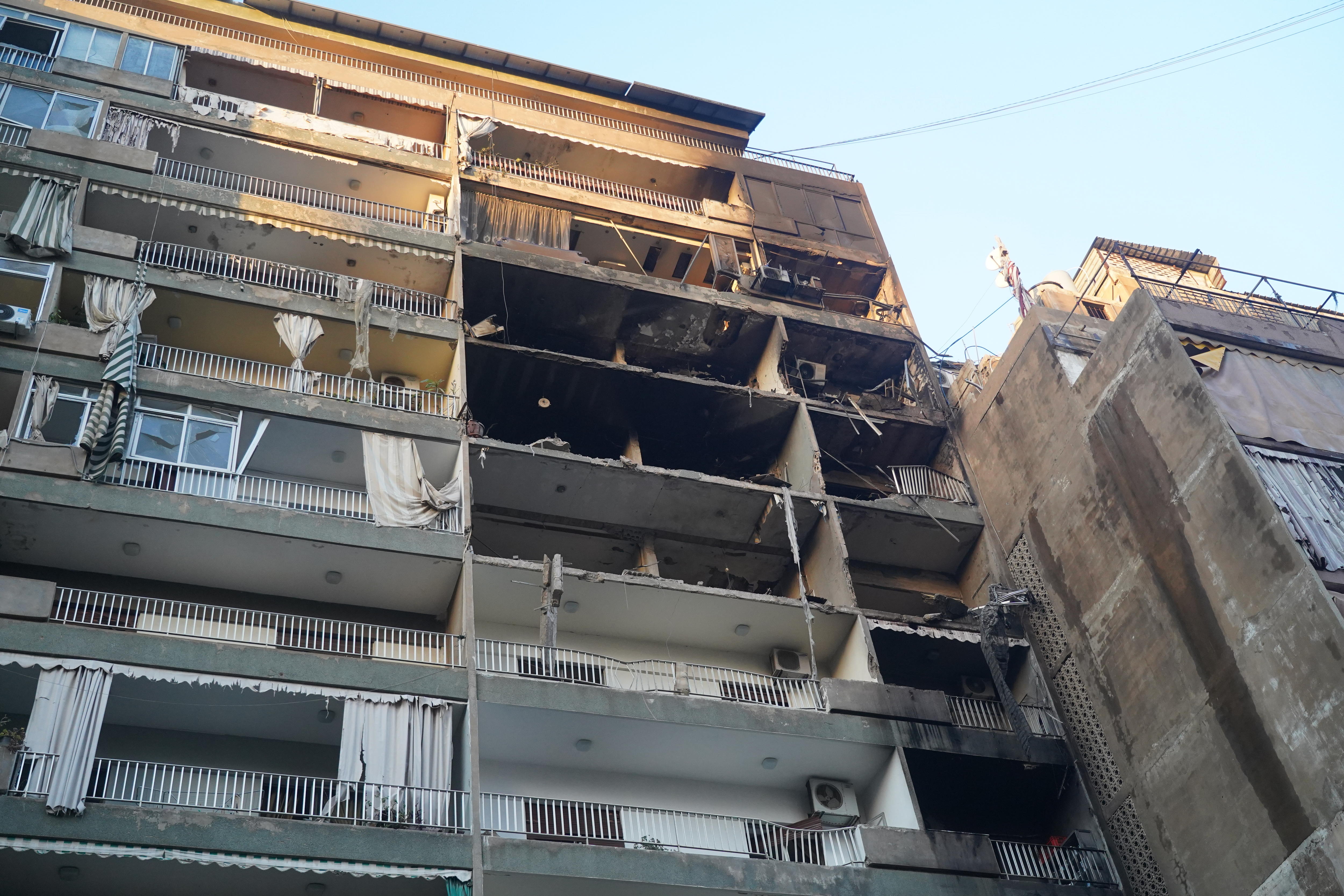 창문과 발코니가 불타고 날아간 타워 건물의 아파트 외부 기둥