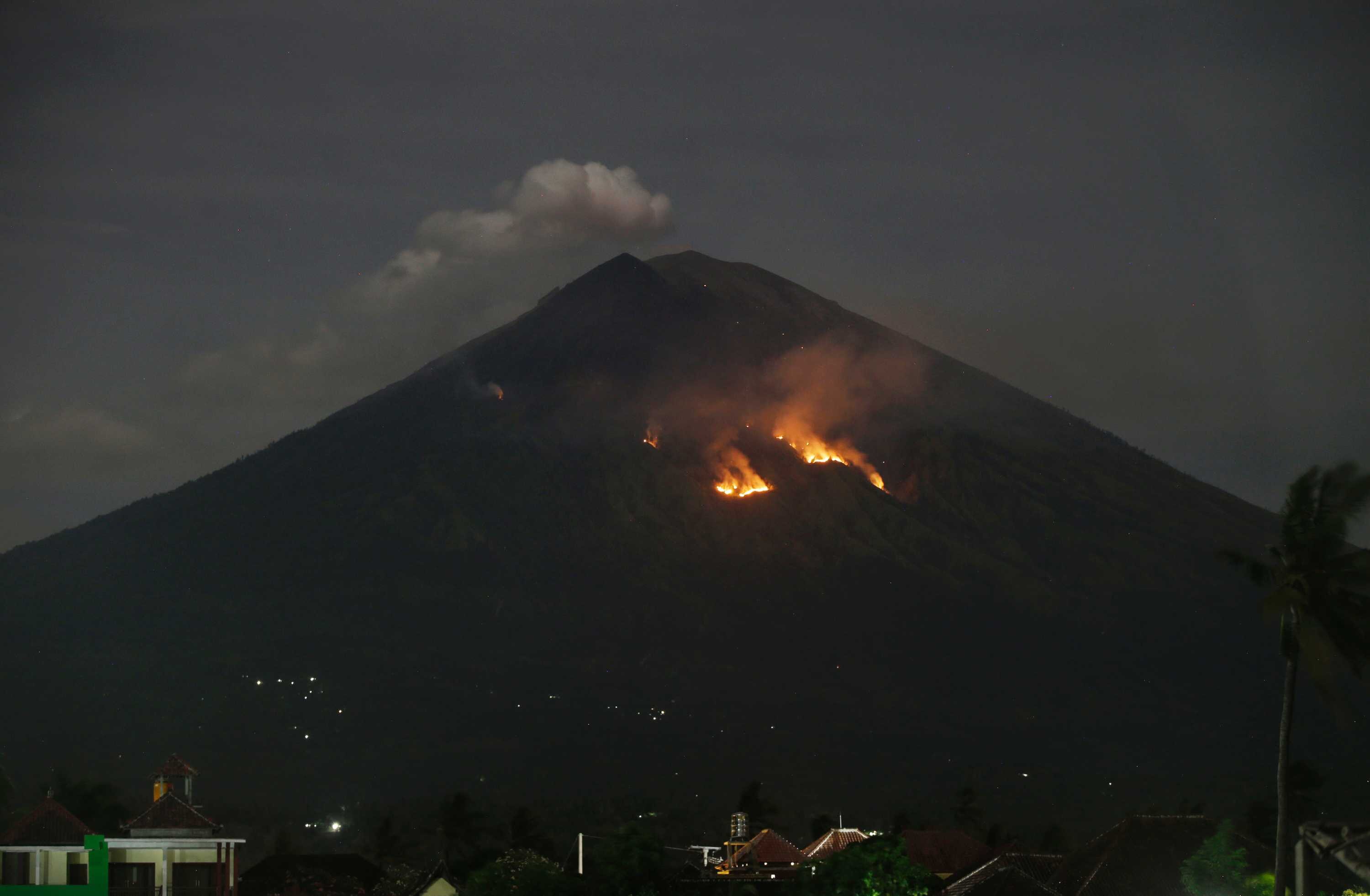 Bali Volcano Mount Agung Erupts Again, Sending 700 Fleeing Lava And ...