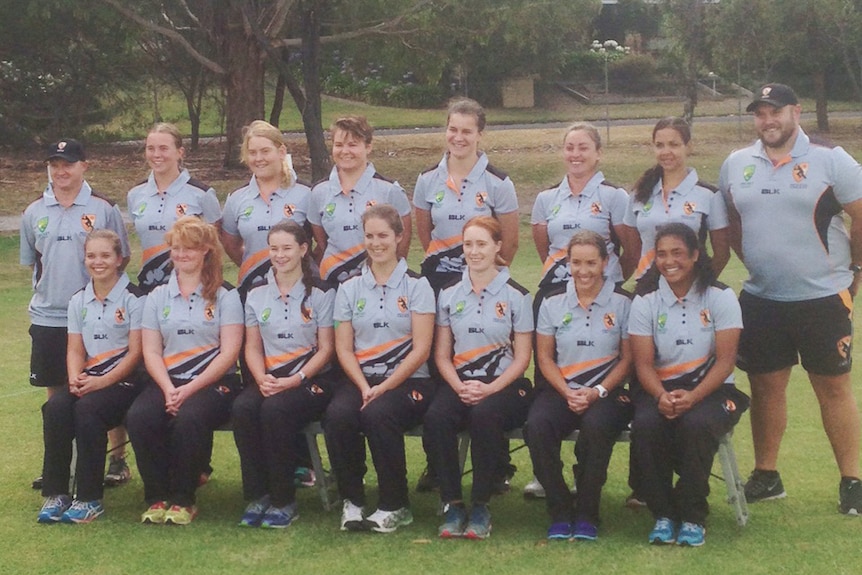 A group shot of a women's cricket team.