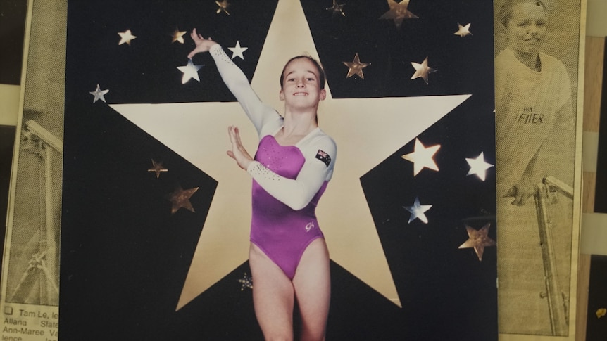 Una joven Anne-Maree Vallence con su traje de gimnasia.
