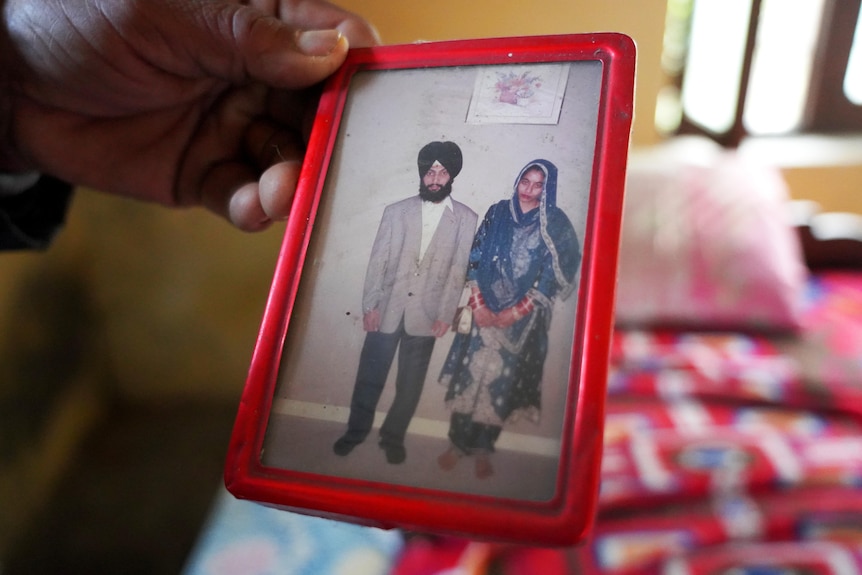 A picture of Hardeep Singh Nijjar and his wife.