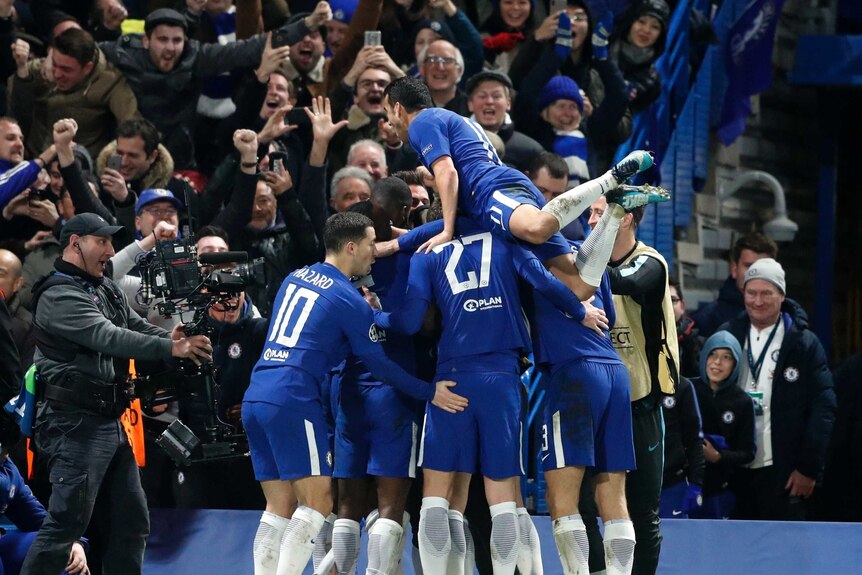 Chelsea celebrates Willian's goal against Barcelona