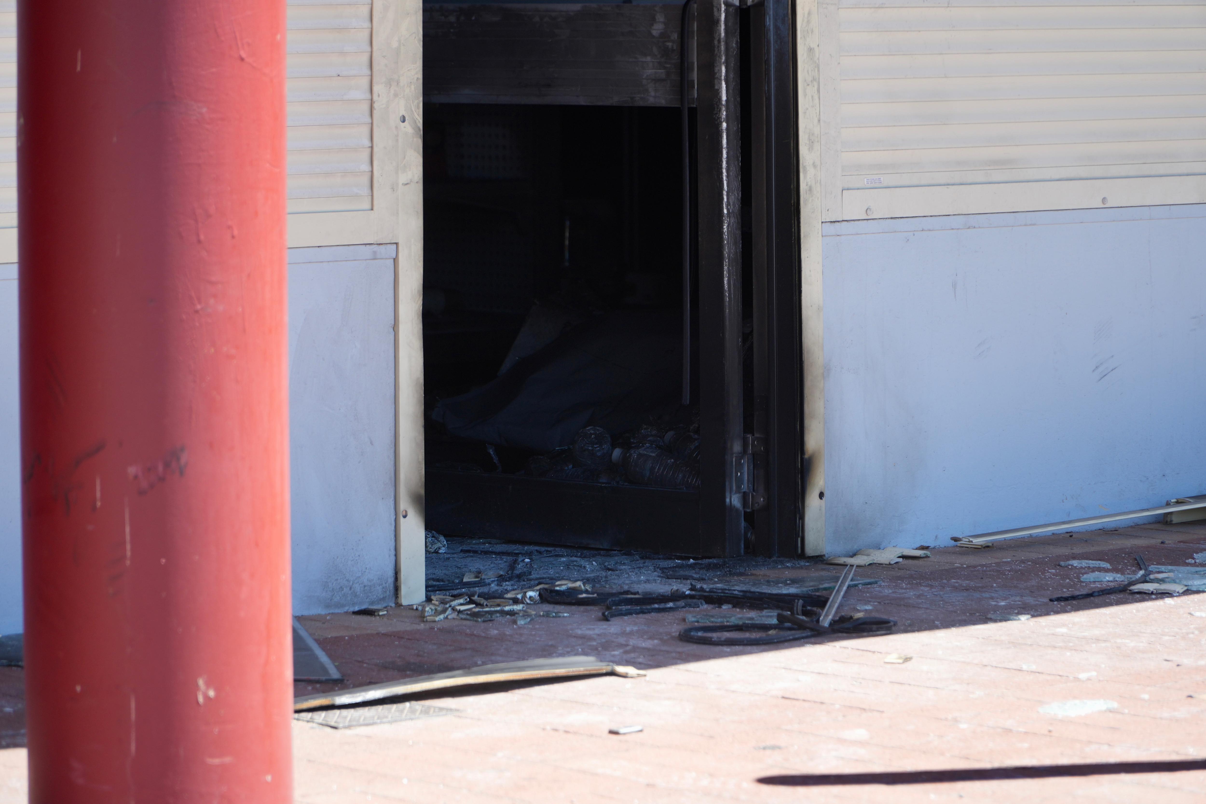Daños en una tienda de Perth que fue incendiada. 
