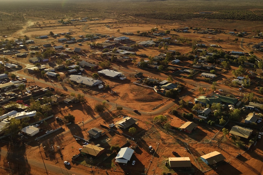 Une vue aérienne de la communauté isolée de Yuendumu, en Australie centrale.