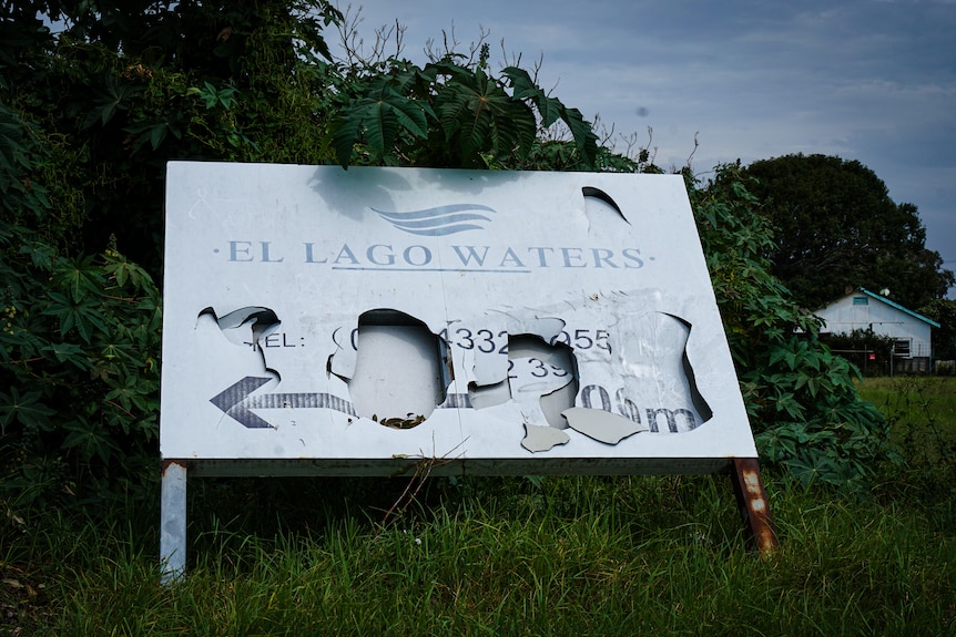 A sign to the El Lago motel at The Entrance.