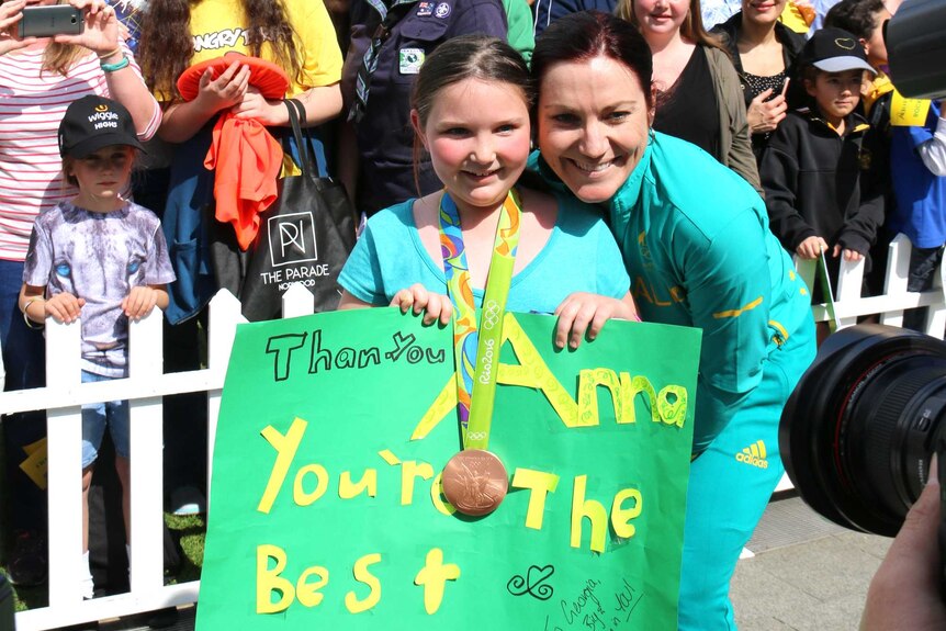 Anna Meares poses with a young fan