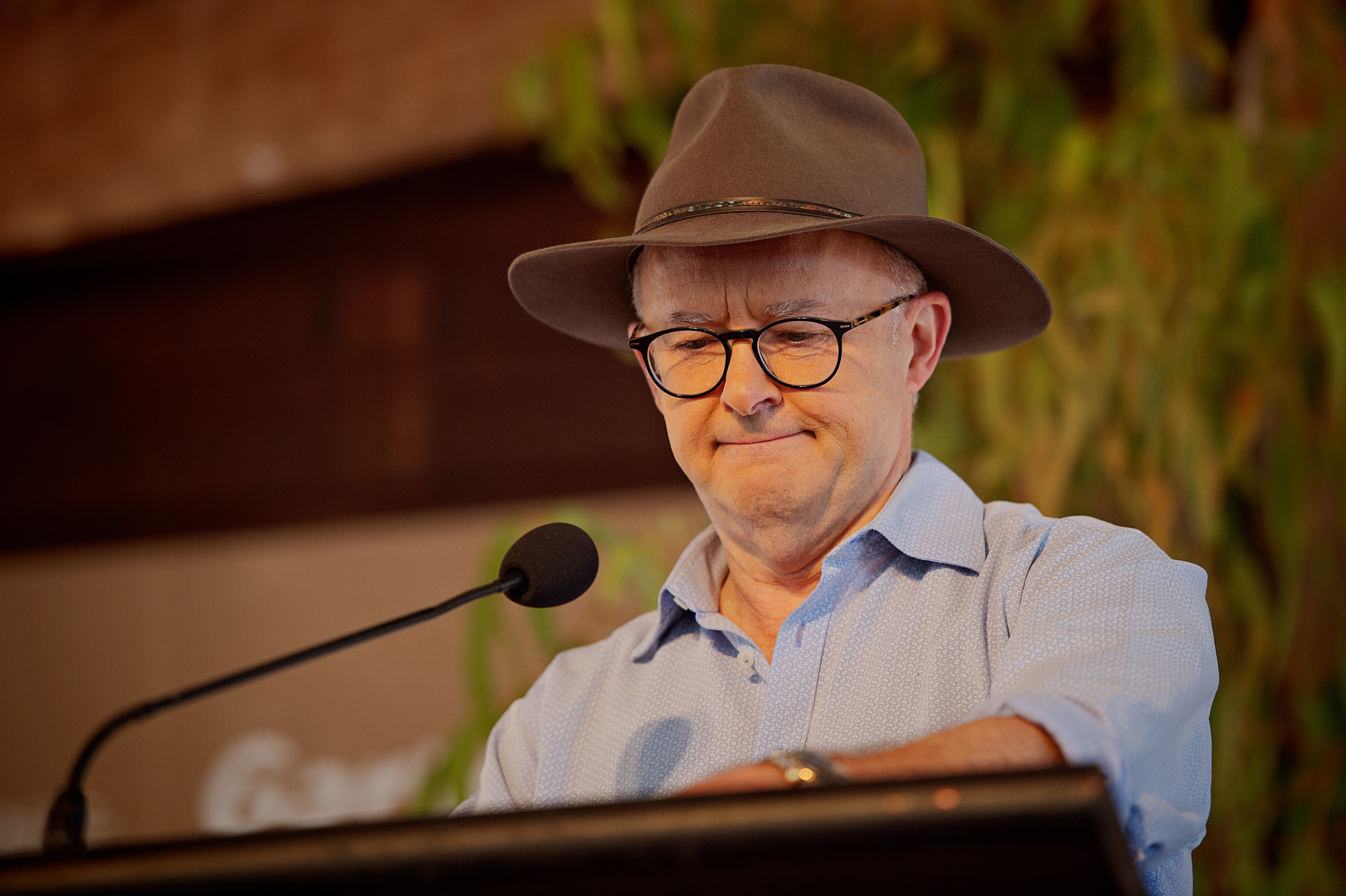A man wearing an outback hat addresses a crowd