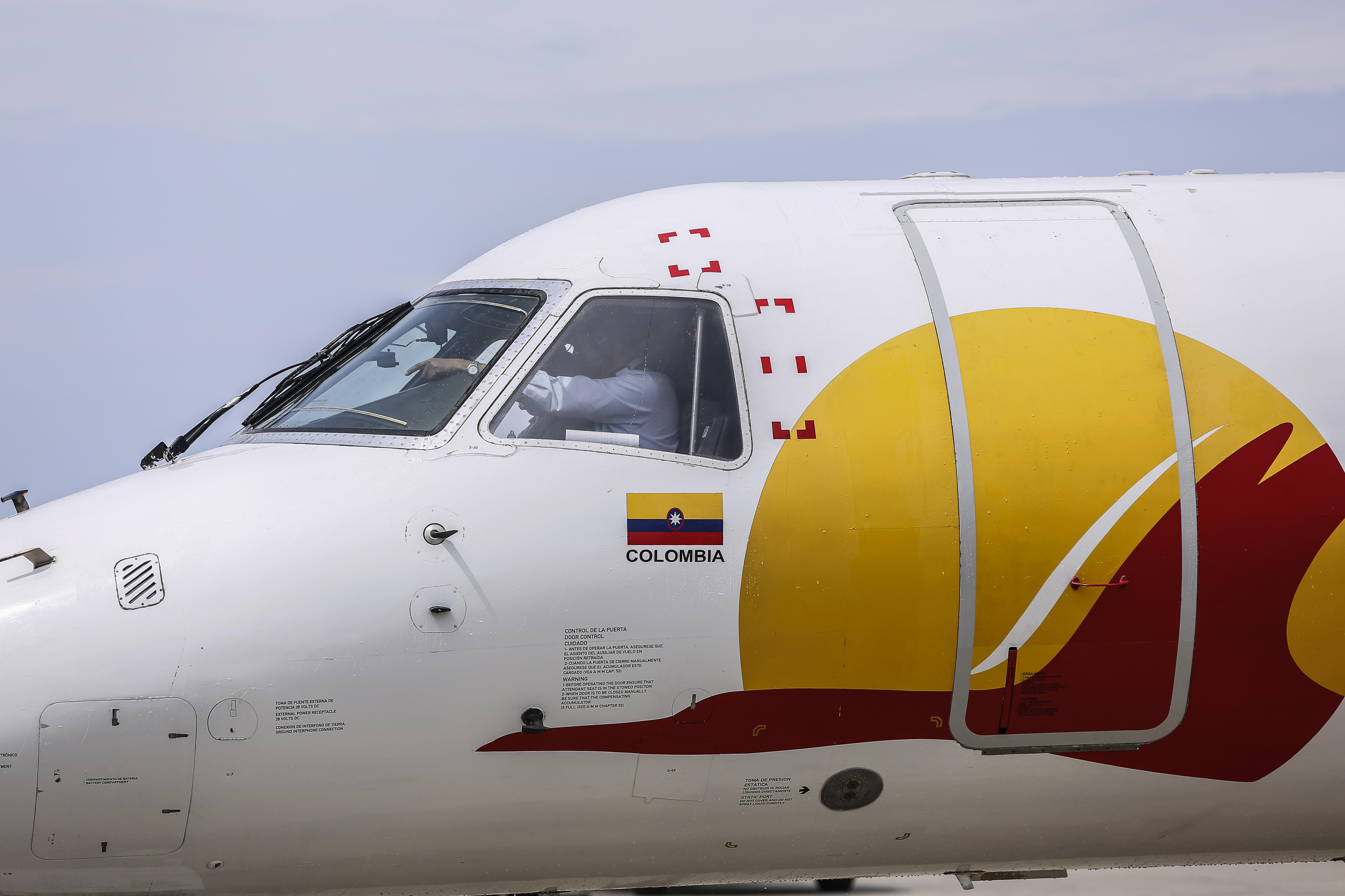 15 dead after plane crashes in mountainous region of Colombia