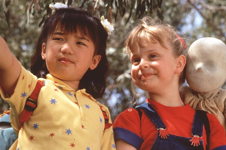 una imagen fija de una escena del programa de televisión que muestra a dos niñas y una marioneta sin rostro.