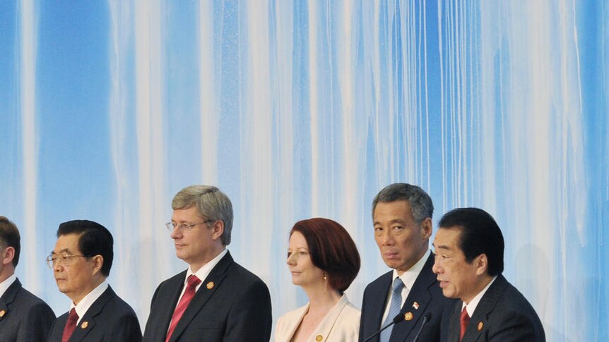 APEC wraps up: the leaders stand on stage in Yokohama.