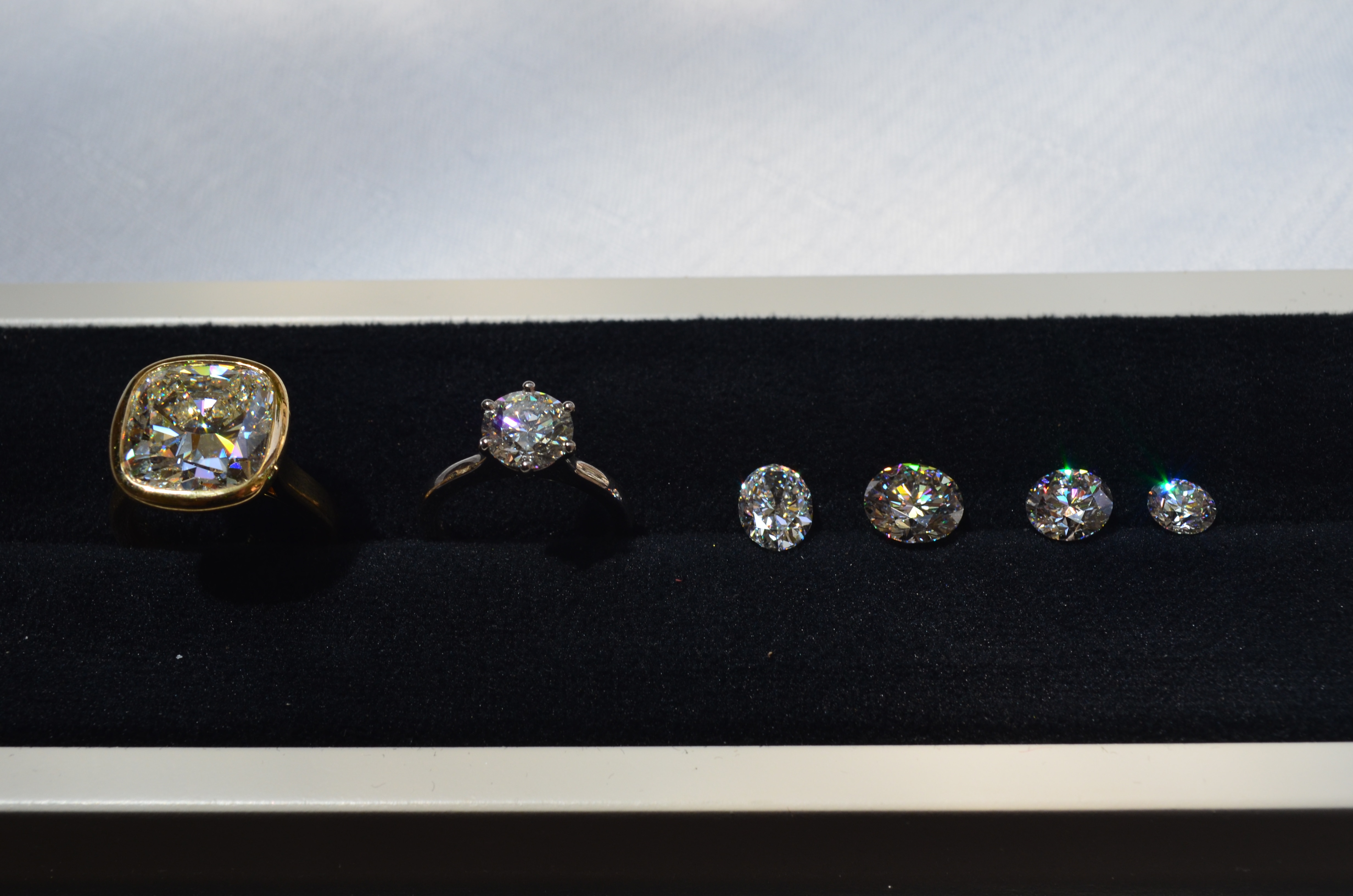 Anéis de diamante naturais e diamantes em uma bandeja de exibição. 