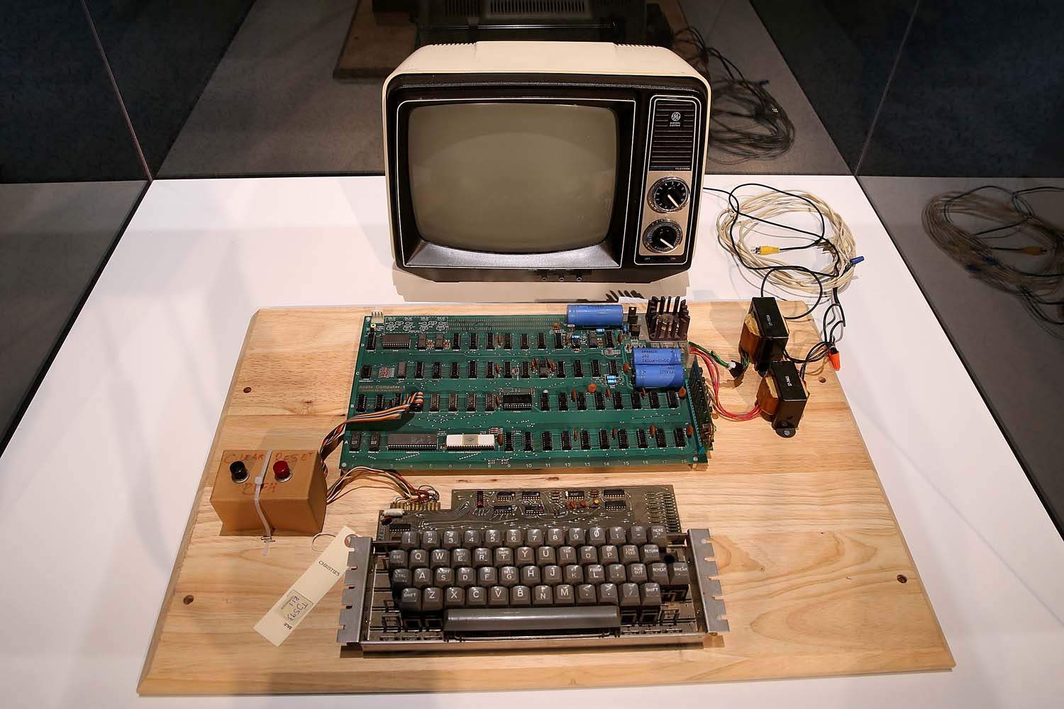 Apple-1 computer sold by Steve Job from parents' garage could fetch ...