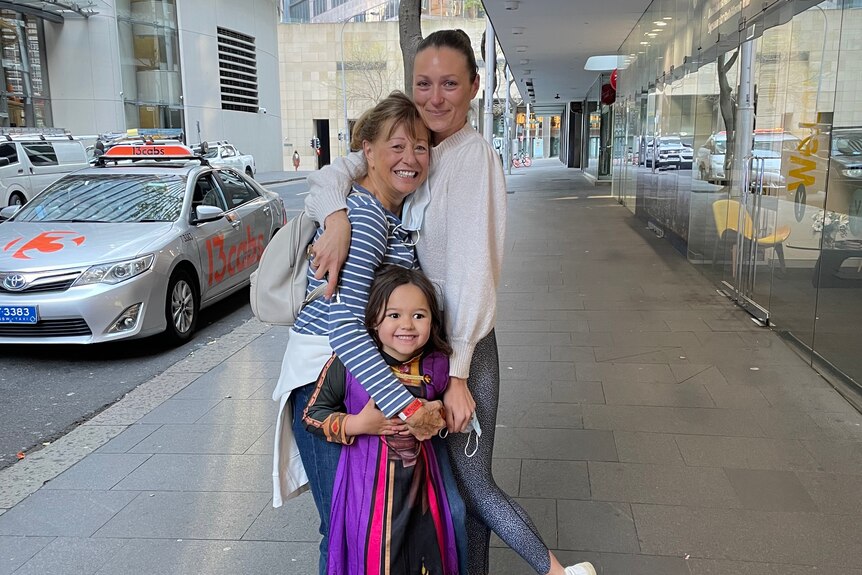 Alexandra Parker avec sa fille et sa mère juste devant un hôtel