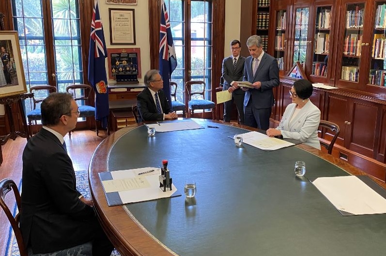 Premier Steven Marshall, Deputy Premier Vickie Chapman and Treasurer Rob Lucas around a table.